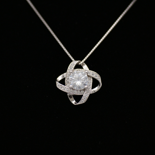 Silverhalsband Med Kärleksknut